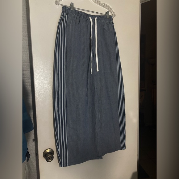 Striped Blue and White Women's Barril Jean